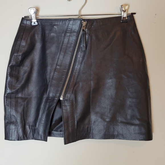 ❣️SALE MUST GO❣️LEATHER CULT MINI SKIRT - Picture 5 of 9